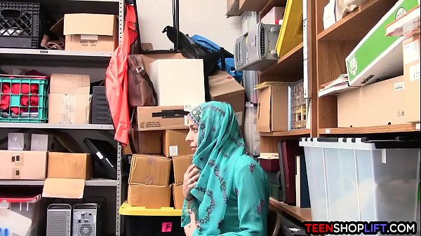 Remaja Arab Ketahuan Mencuri Di Toko, Malah Digebuk Dan Digagahi Satpam