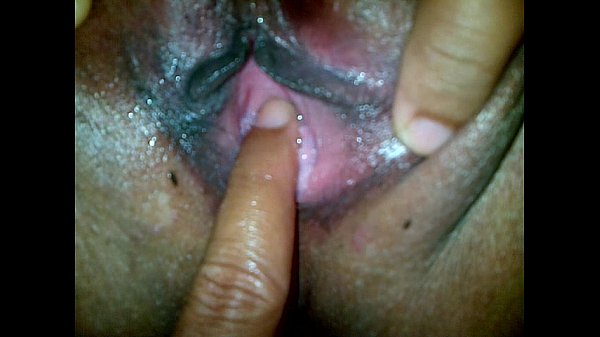 Mami Indo Montok, Pantat Gede, Memek Basah Kena Tusuk Jari Empat, Digenjot Keras Sampe Meraung.
